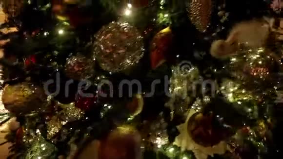 圣诞树装饰视频的预览图