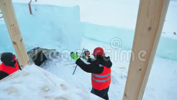 冰城安装工程的工人视频的预览图