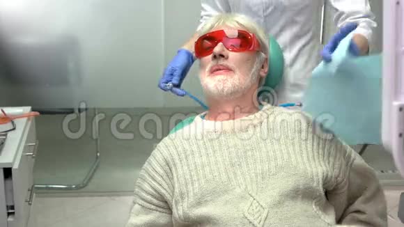 有老年病人的牙医视频的预览图