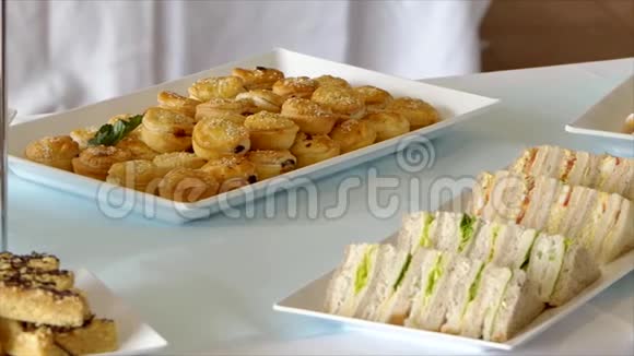 晚餐或婚宴上提供美味的食物视频的预览图