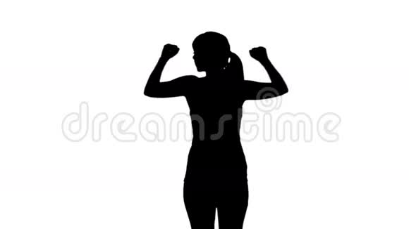女人在白色背景上伸展手臂的剪影视频的预览图