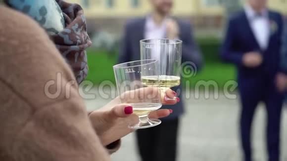 派对上拿着一杯起泡酒的女人视频的预览图