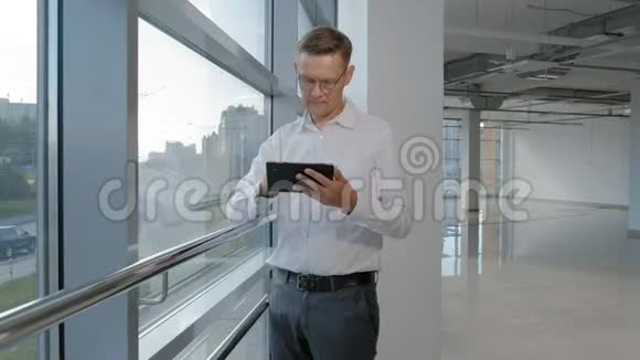 一个带平板电脑的成熟商人视频的预览图
