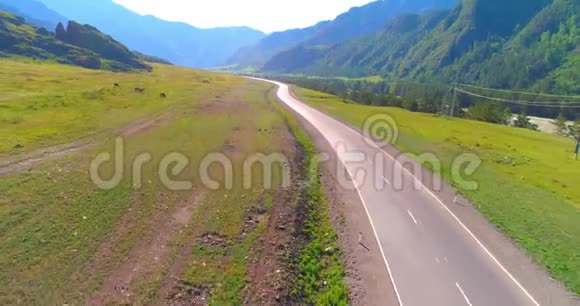 飞越山地沥青公路公路和草地视频的预览图