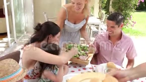 多代家庭一起享受户外美食视频的预览图