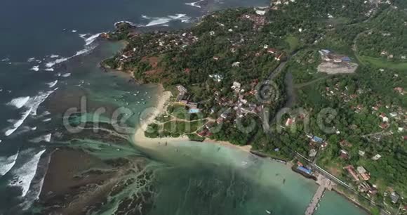 热带海岸线和渔夫村视频的预览图