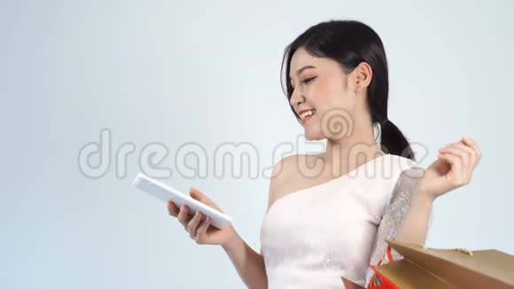 女人购物和使用数字平板电脑视频的预览图