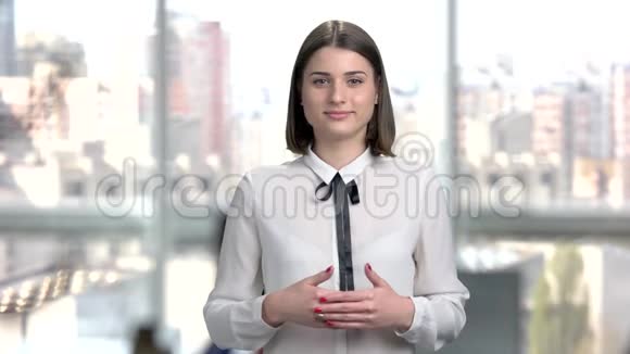年轻开朗的商界女性的肖像视频的预览图