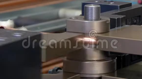 工厂工业机器上金属管的弯曲视频的预览图