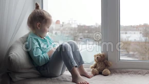 女孩在窗台上微笑视频的预览图