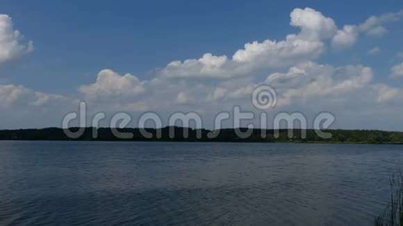 湖上蓝天的风景视频的预览图