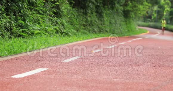 女子跑步者晨跑公园路锻炼慢跑视频的预览图