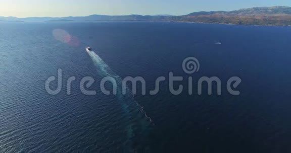 克罗地亚美丽的亚得里亚海渡轮的鸟瞰图视频的预览图