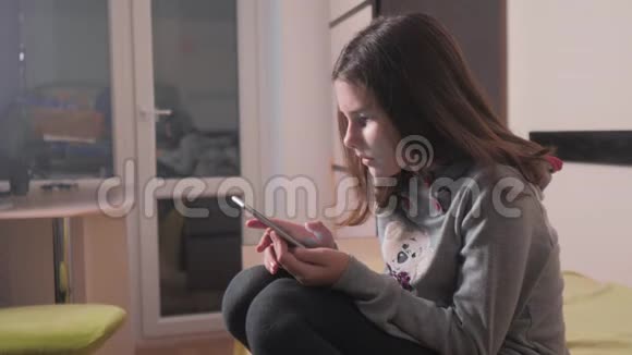 小女孩在社交媒体信使上写了一条聊天信息儿童技术和通信概念视频的预览图