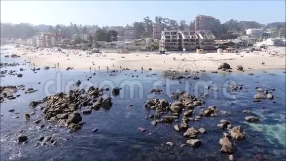 鸟瞰岩石海滩和海洋视频的预览图