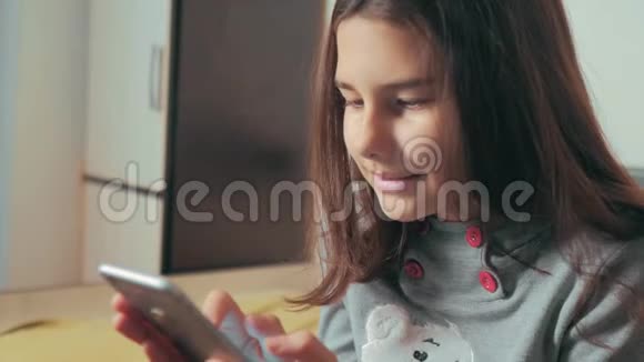 网上购物小女孩在社交媒体信使上写了一条聊天的信息儿童技术生活方式和视频的预览图
