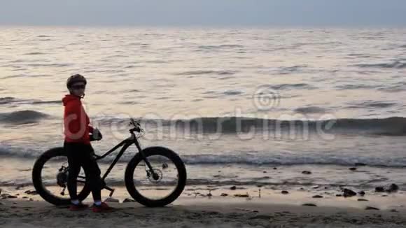胖自行车也被称为胖自行车或胖轮胎自行车在夏天在海滩上驾驶视频的预览图
