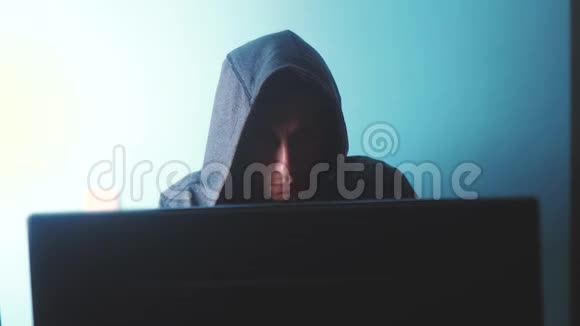 人类黑客在引擎盖的概念未知黑客罪犯在互联网上闯入电脑生活方式保护视频的预览图