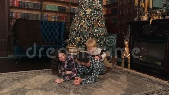 圣诞树附近有孩子的幸福家庭视频的预览图