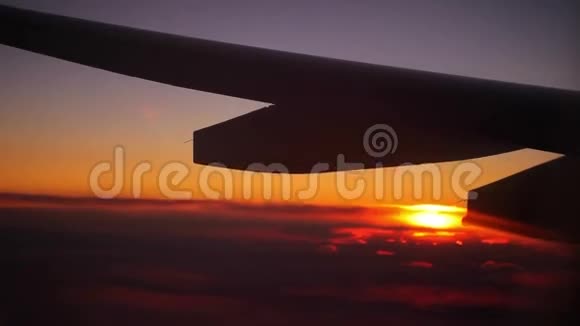 飞行中的飞机机翼视频的预览图