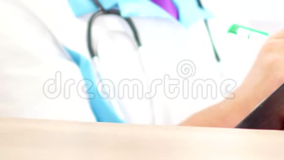 白种人男性医生书写RX处方的特写视频的预览图