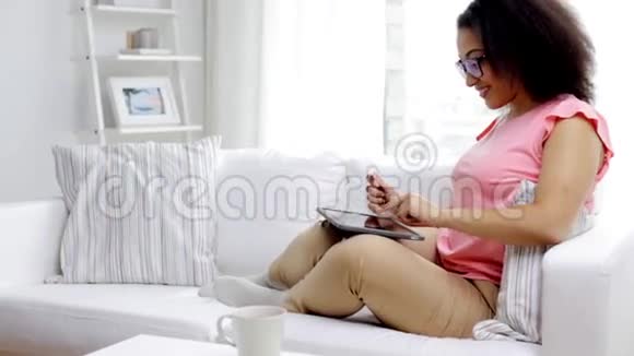 带平板电脑和信用卡的快乐非洲女人视频的预览图