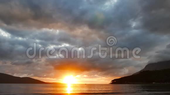 秋天五彩缤纷的爱琴海日落视频的预览图