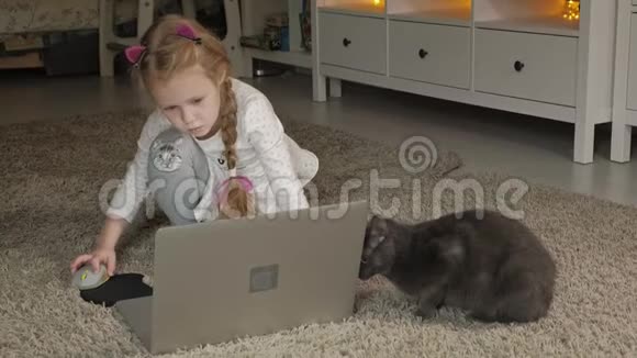 快乐的小女孩在家用笔记本电脑工作视频的预览图