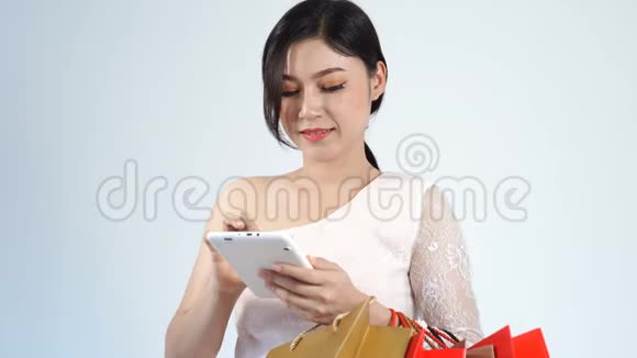 女人购物和使用数字平板电脑视频的预览图