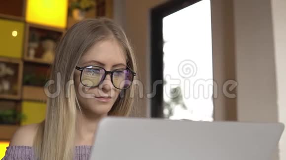 女商人用电脑视频的预览图