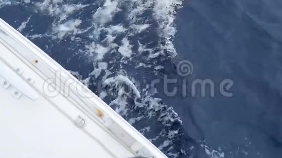 在希腊海浪越过白色游艇在总计划中视频的预览图