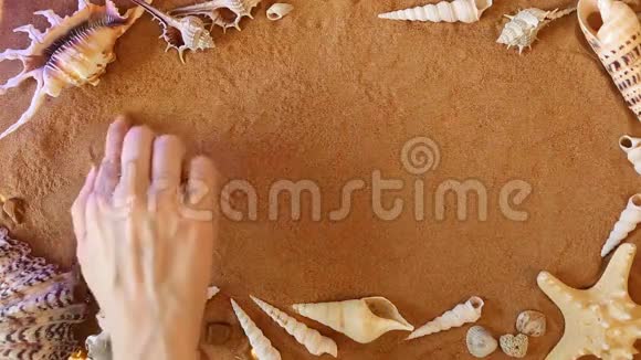 手绘旅行符号在沙子里海滩背景顶部视图视频的预览图