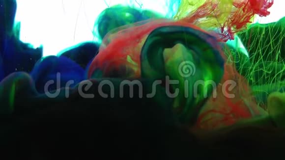 抽象的彩色颜料颜色在水背景纹理中扩散视频的预览图