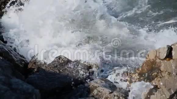 海浪正在与海岸上的岩石搏斗视频的预览图