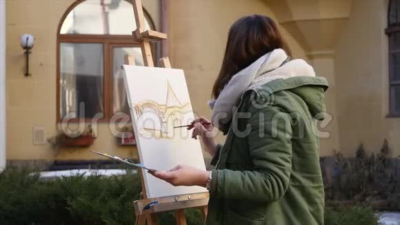 年轻的艺术家在城里画画艺术家们在街上画画学生画旧欧洲的建筑视频的预览图