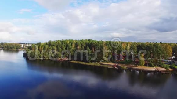 湖边或海边的木屋度假别墅视频的预览图