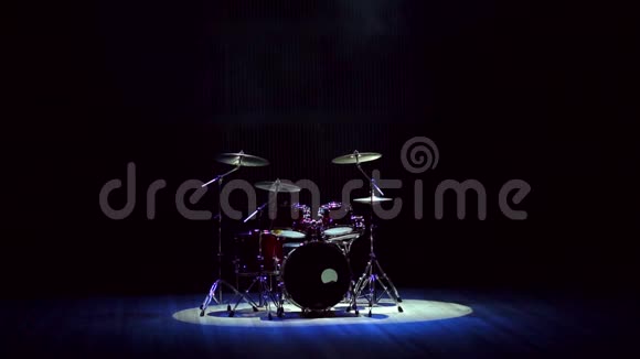 舞台上黑色背景上的鼓视频的预览图