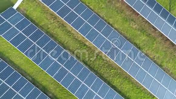 可鸟瞰太阳能电池板太阳能电池板太阳能发电厂视频的预览图
