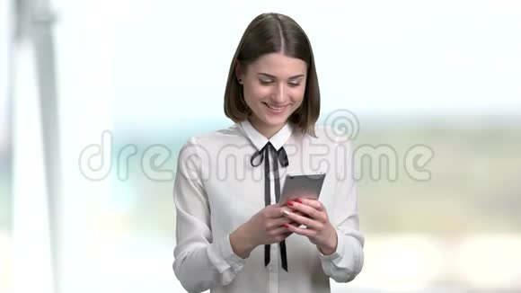 有智能手机的年轻女人的肖像视频的预览图