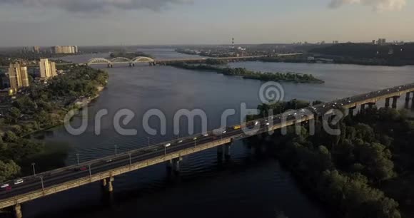 KievUKRAINEDrone飞越Dnieper河Patona桥视频的预览图