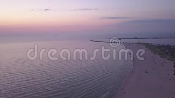 波罗的海海岸海滩VentspilsKurzeme航空无人机顶视图4KUHD视频视频的预览图