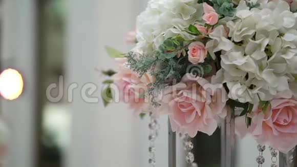 宴会宴会上的鲜花装饰视频的预览图