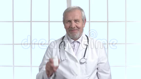 正面男高级医生肖像视频的预览图