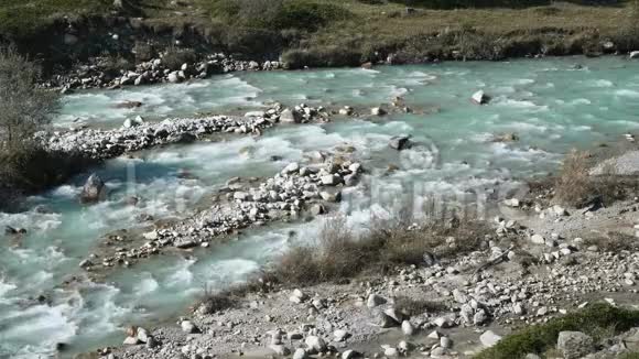 高加索山脉河流的景观景观视频的预览图