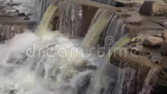 河上的瀑布视频的预览图