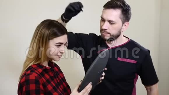 美容院男性美容师戴黑色手套在女性眉毛上做永久化妆程序视频的预览图