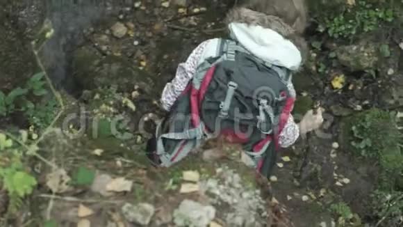 徒步旅行的人游客在山上日落时的情侣旅行者女徒步旅行带着背包在小径上徒步旅行视频的预览图