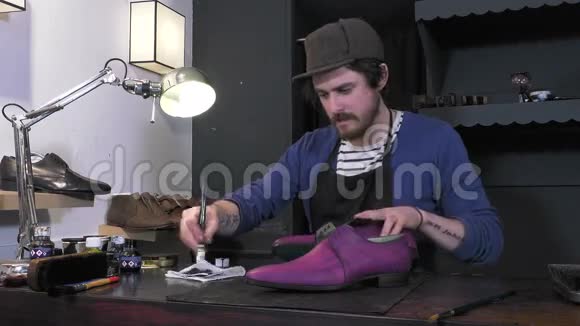 手工着色和鞋类护理视频的预览图