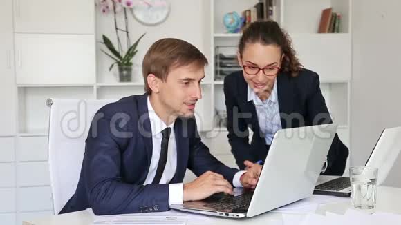 两位商务男女助理视频的预览图
