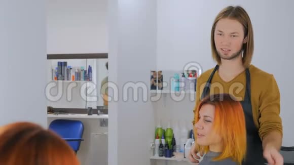为客户做发型的专业理发师视频的预览图